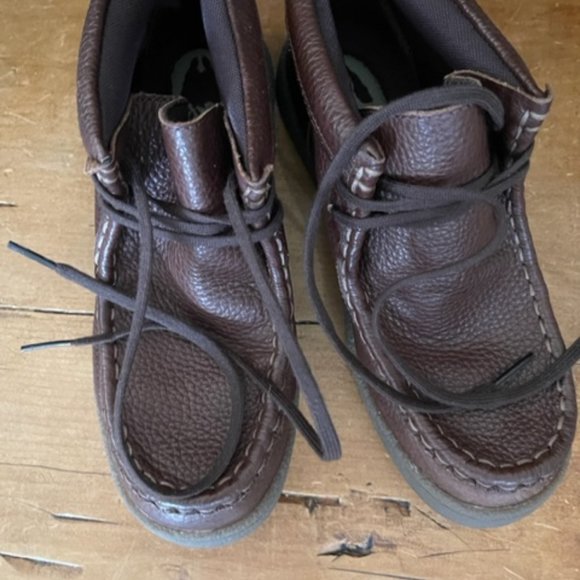 Boy Uniform Chukka Boot Hush Puppy Bridgeport 2 NWOT -- 2 Wide - Picture 3 of 4